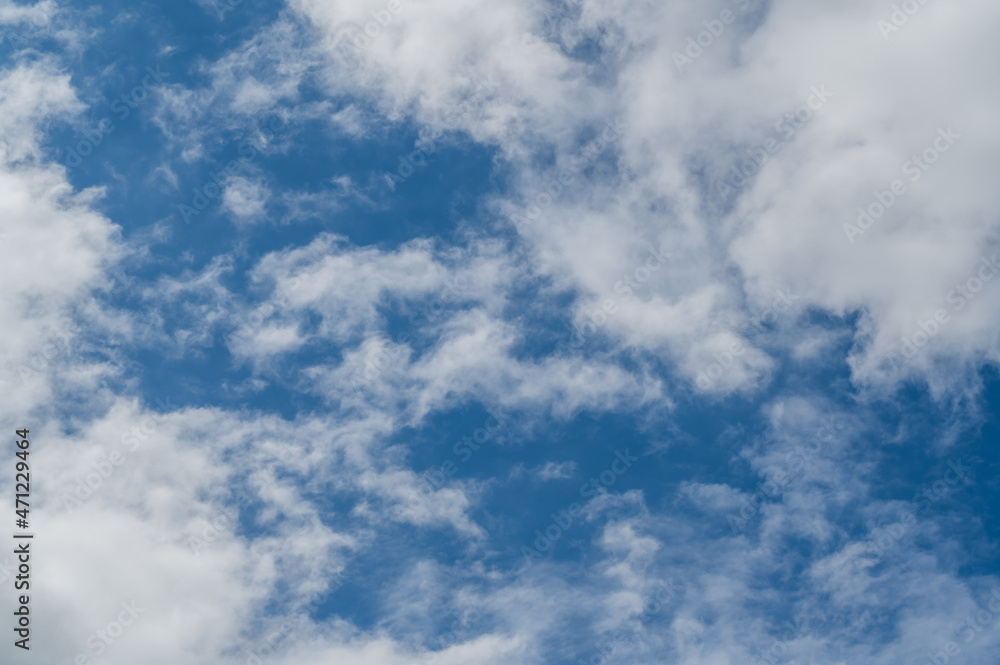 The bright blue sky was surrounded by white clouds, the atmosphere was like heaven. The bright blue sky was surrounded by white clouds, the atmosphere was like heaven.