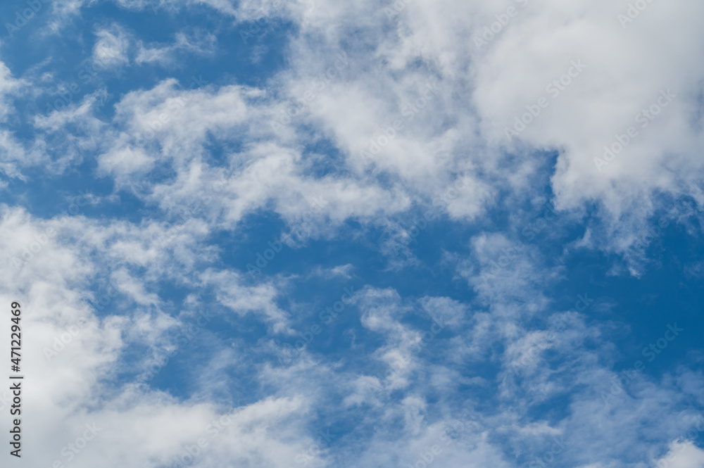 Obraz premium The bright blue sky was surrounded by white clouds, the atmosphere was like heaven.