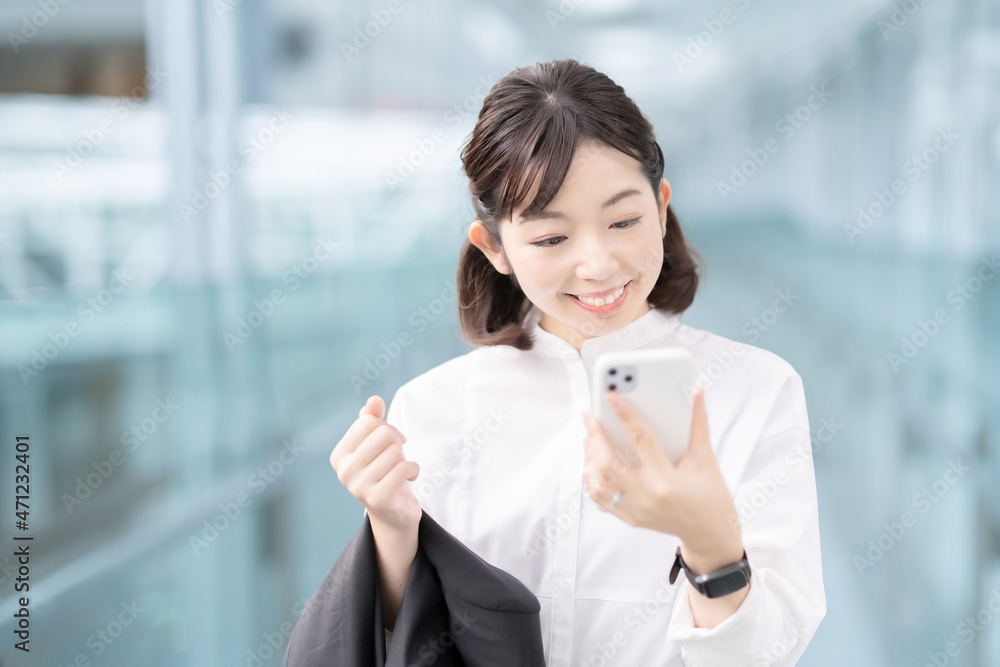 スマートフォンを手にする女性 スマートフォンを手にする女性