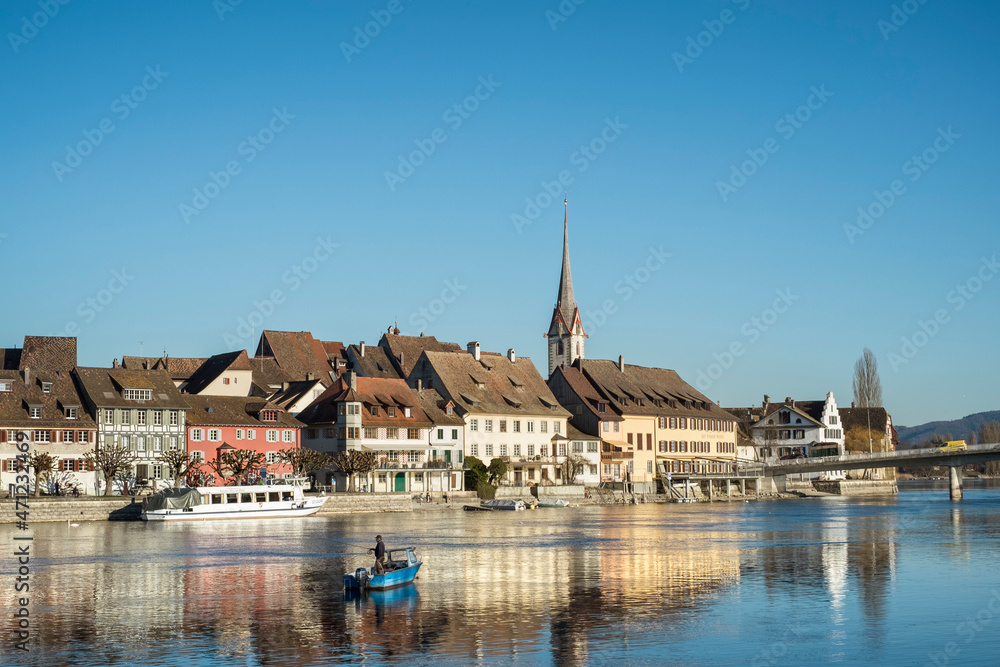 Obraz premium Blick über den Rhein zur Altstadt von Stein am Rhein 