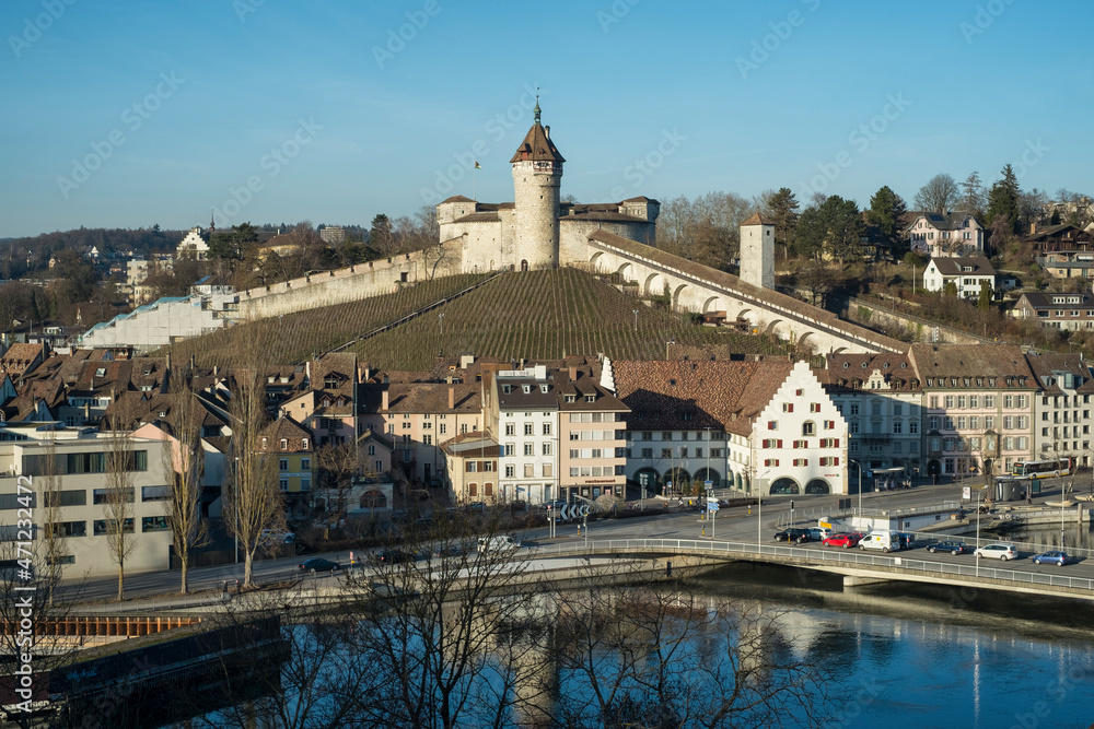 Blick über den Rhein zur Altstadt von Schaffhausen mit der Festung Munot