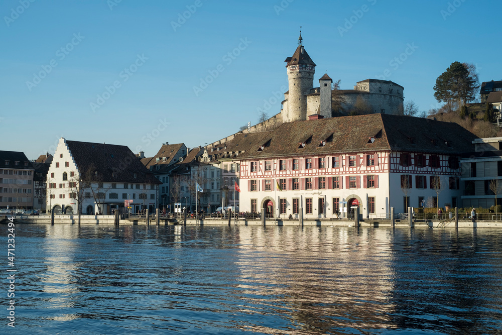 Blick über den Rhein zur Altstadt von Schaffhausen mit der Festung Munot