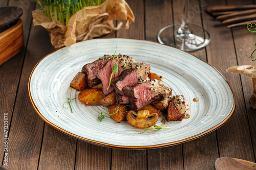 Bilde på lerret Gourmet beef medallions dish with potatoes and mushrooms