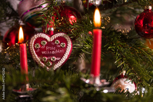 Weihnachtsbaumschmuck an einem Weihnachtsbaum