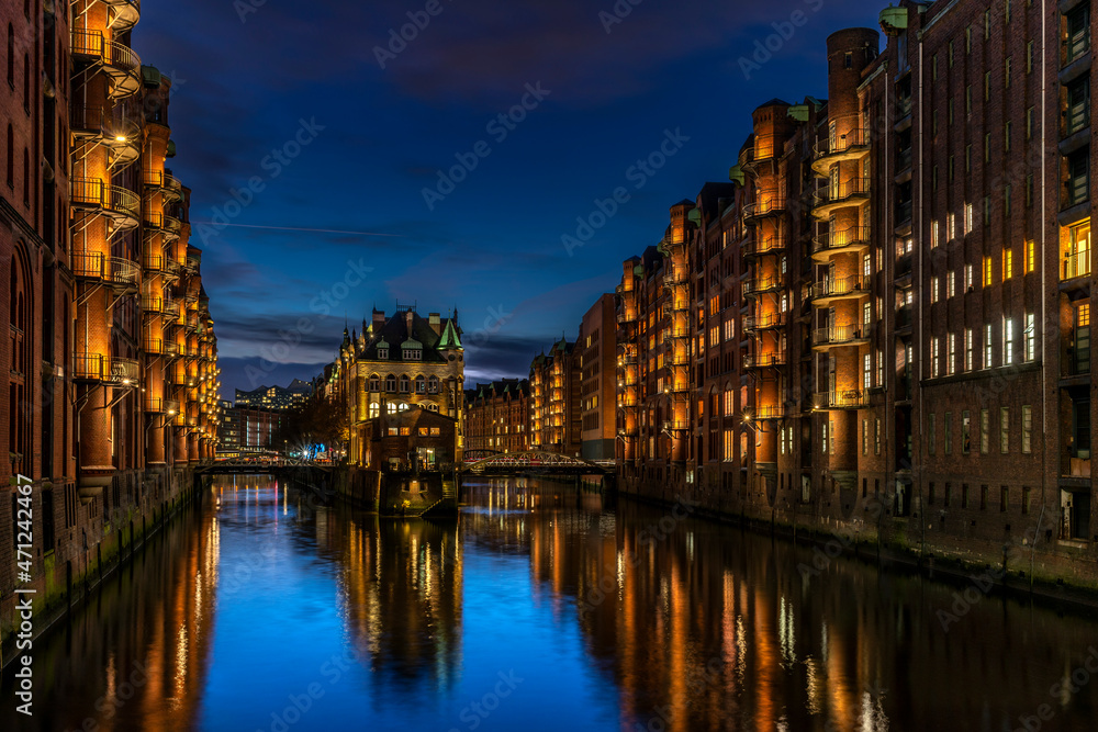 High dynamic and detailed photography of the illuminated Speicherstadt in Hamburg at the blue hour in autumn (November 2021)