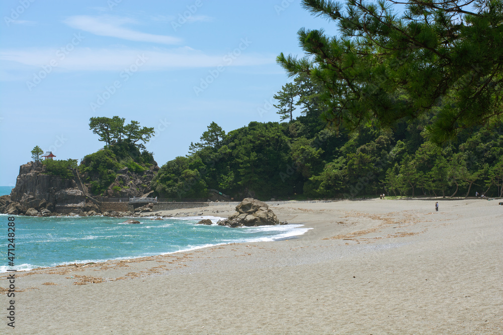 Obraz premium Katsurahama beach with very rough waves in Kochi prefecture