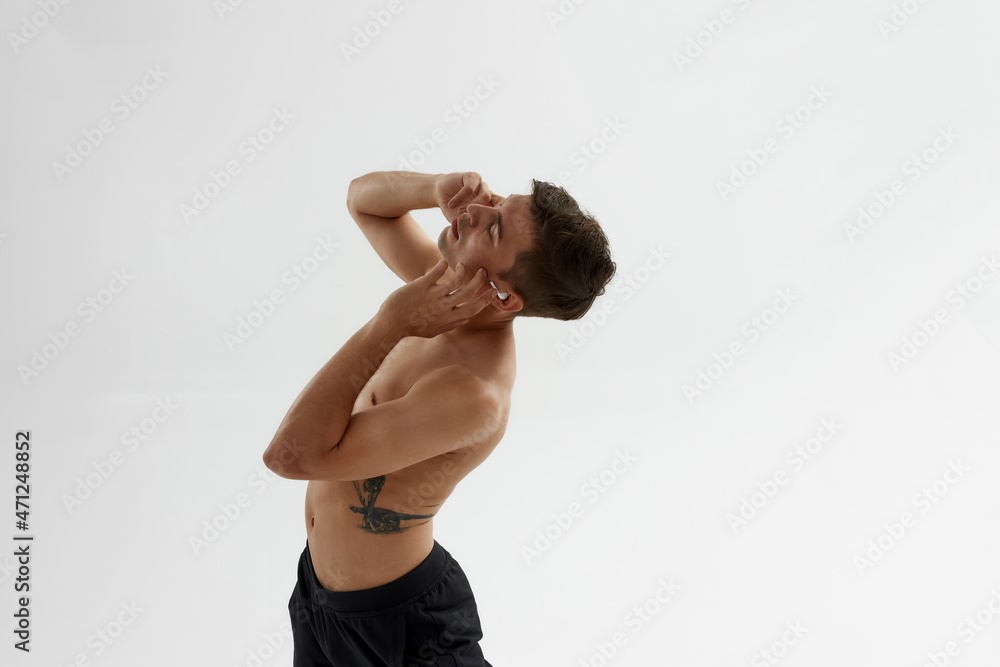 Obraz premium Dancer listening music in earphones and dancing