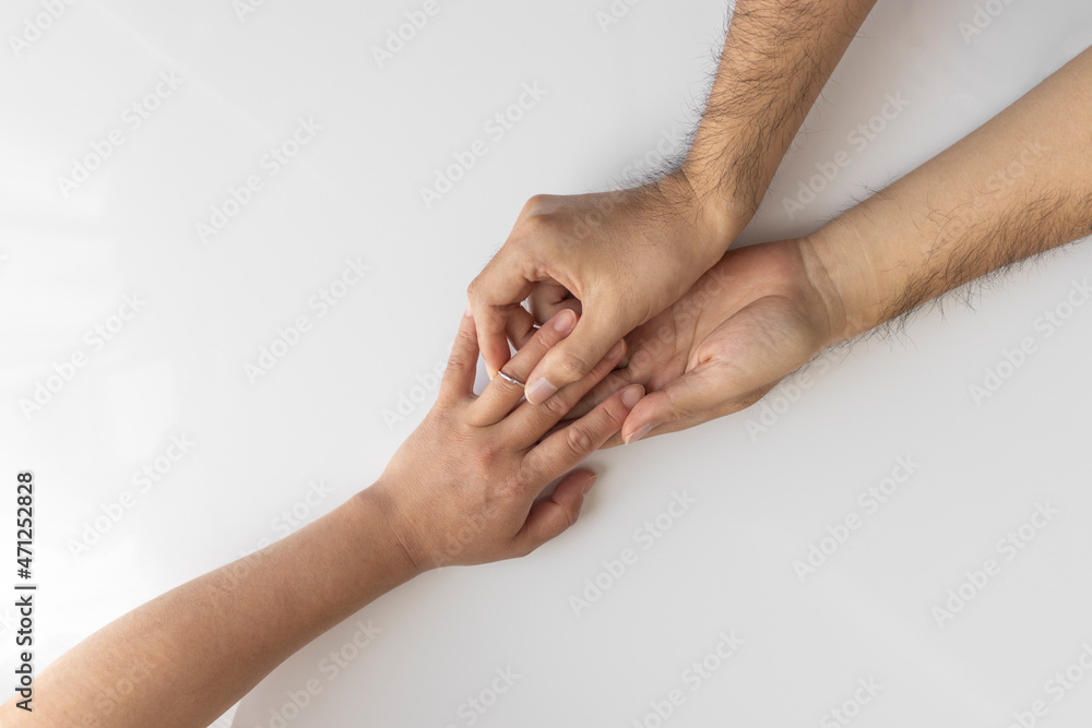 Fototapeta premium 女性の手に指輪をはめる、男性の手。結婚のイメージ