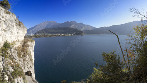 Veduta del Lago di Garda dal sentiero del Ponale
