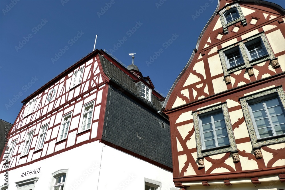 Obraz premium Fachwerkhäuser am Marktplatz in Kirchberg im Hunsrück