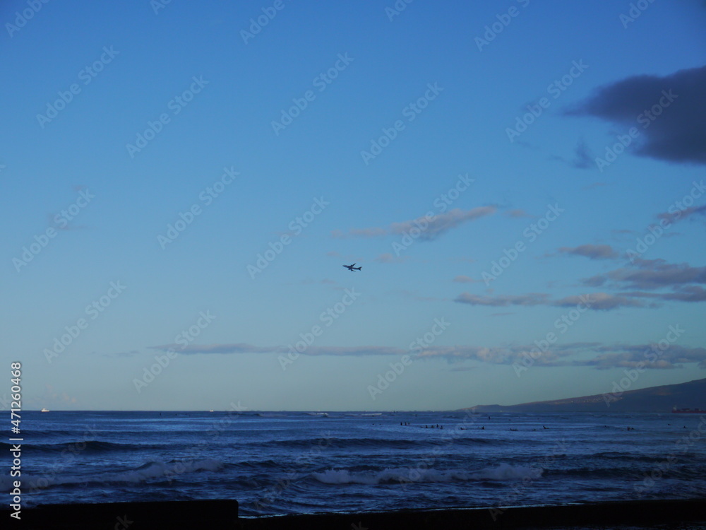 Obraz premium 海と空と飛行機