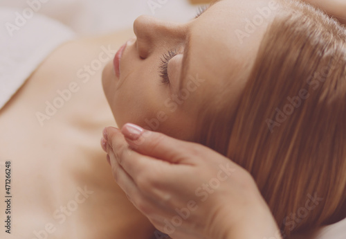 Quadro em tela picture of beautiful woman beautiful woman in spa salon