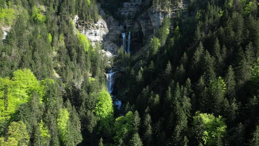 Vue aérienne par drone du massif de la Chartreuse en été