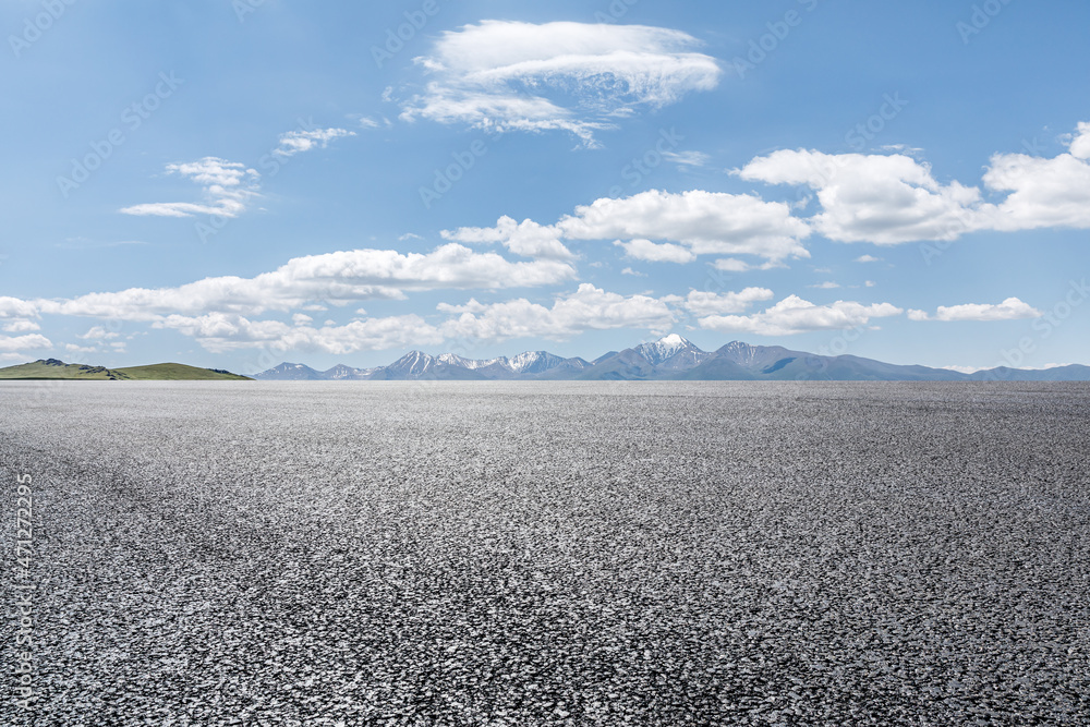 Naklejka premium Asphalt road and mountain under blue sky. Highway and mountain background.