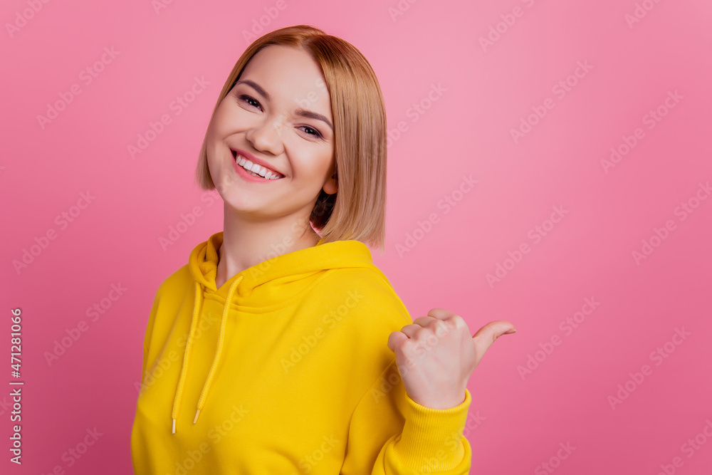 Photo of cheerful blonde lady indicate thumb blank space novelty wear white t-shirt isolated on pink background Photo of cheerful blonde lady indicate thumb blank space novelty wear white t-shirt isolated on pink background