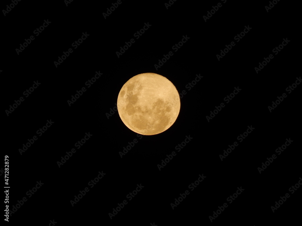 Lua no céu de (à) noite (escuro, breu). Lua no céu de (à) noite (escuro, breu).