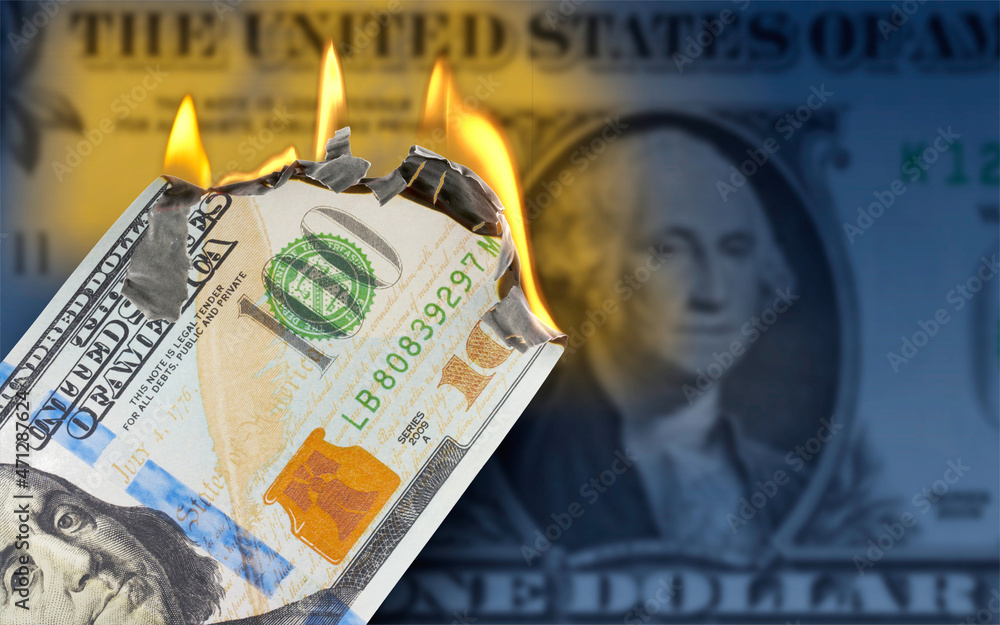 Fototapeta premium Brennende 100 US Dollarnote vor One Dollar Banknote