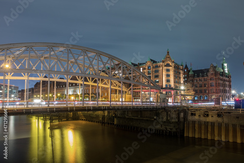Blick auf die Brücke in Speicherstadt Hamburg  © cstirit