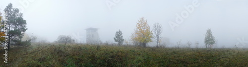 Alter DDR Grenzturm an der ehemaligen innerdeutschen Grenze im Nebel - Panorma