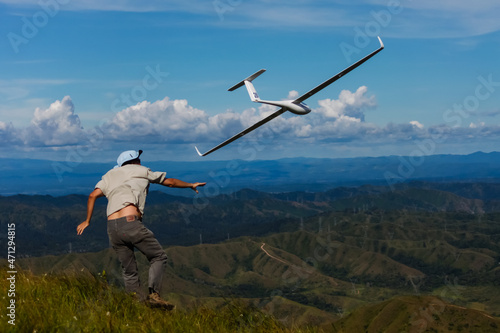 actividad al aire libre, aero modelismo, lanzamiento de planeador en ladera