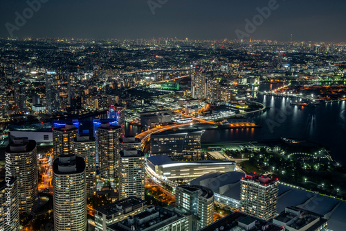 浜辺の反射と光り輝く都市風景