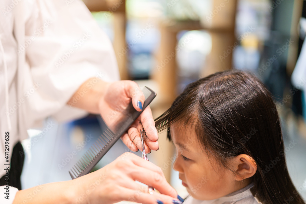 美容室でヘアカットをする女の子 美容室でヘアカットをする女の子