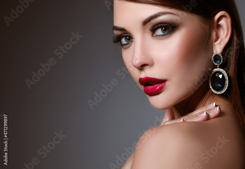 Portrait of beautiful young brunette woman in ear-rings Fototapet