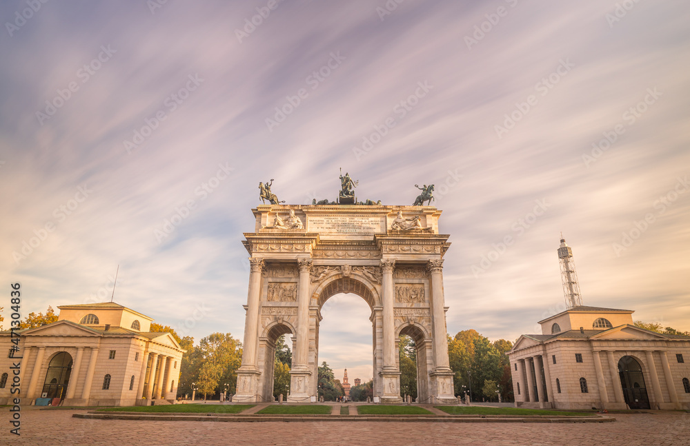 Obraz premium Arco della Pace - Peace Arch in autumn in Milan, Italy. Long Exposure.