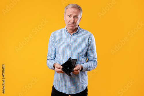 Portrait of mature man showing his empty wallet Fototapet