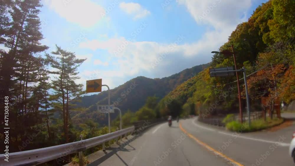 紅葉が綺麗な山の中の道路 紅葉が綺麗な山の中の道路