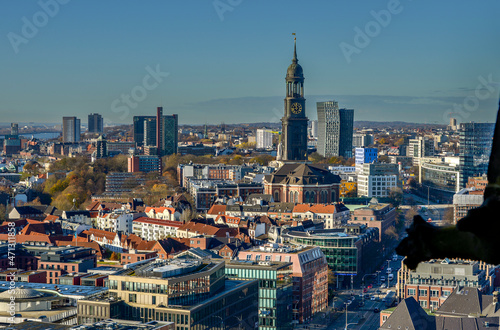 Der Michel in Hamburg mit städtischem Umfeld aus der Vogelperspektive bei schönem Wetter und blauem Himmel