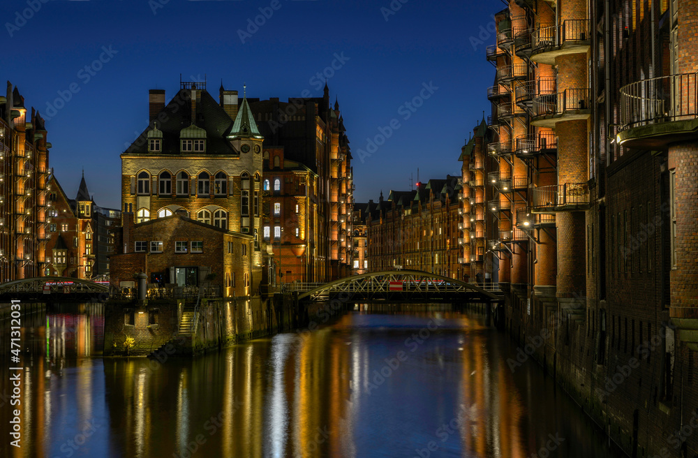 Die Speicherstadt in Hamburg zur blauen Stunde mit wolkenlosem blauem Himmel (November 2021)