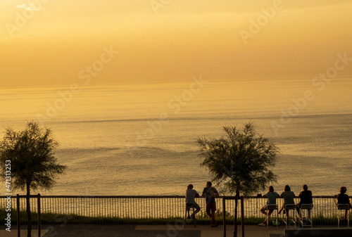 Abendstimmung an einer Strandbar am Boulevard de la Mer über dem Strand Chambre d'Amour, Anglet, Les Landes, Region Nouvelle Aquitaine, Frankreich