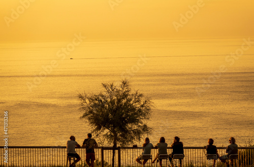 Abendstimmung an einer Strandbar am Boulevard de la Mer über dem Strand Chambre d'Amour, Anglet, Les Landes, Region Nouvelle Aquitaine, Frankreich