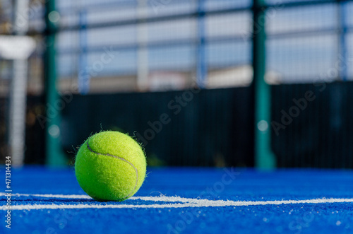 Selective focus of a ball on a tennis paddle court © Vic