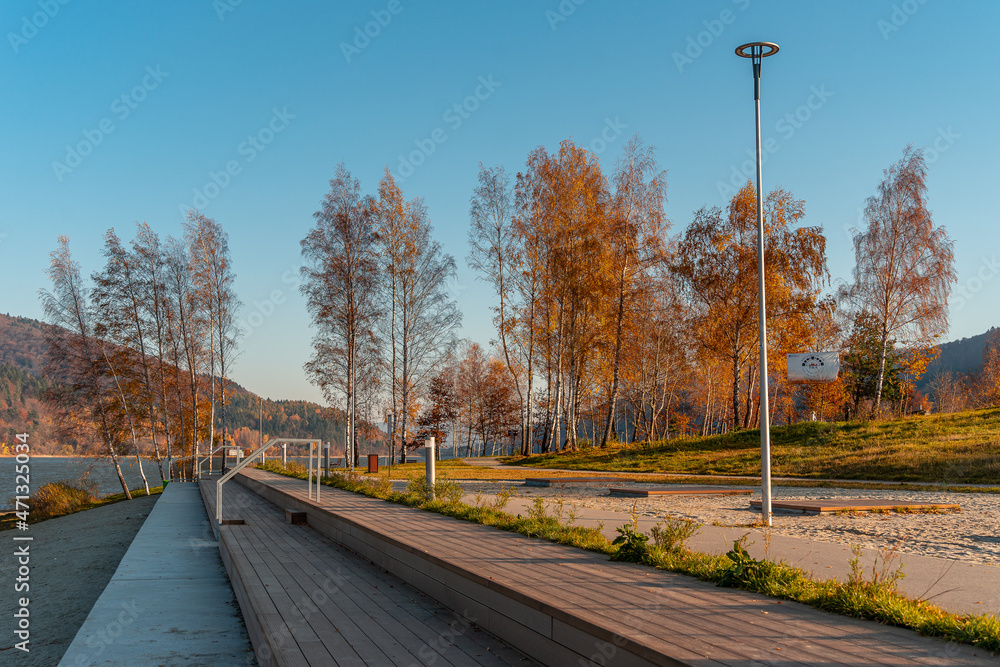 Pomost nad jeziorem jesienną porą, Klimkówka, Gorlice