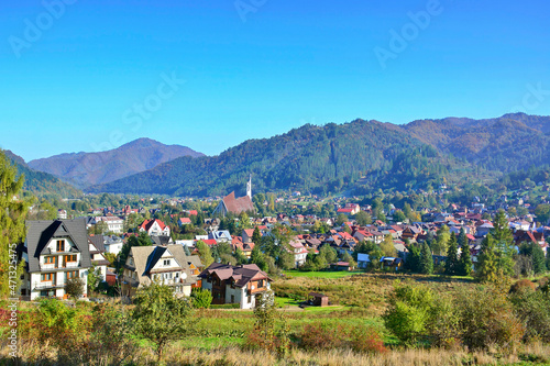 Fototapeta Naklejka Na Ścianę i Meble -  Panorama of small mountain town in polish carpathians, Kroscienko nad Dunajcem, Pieniny, Poland.