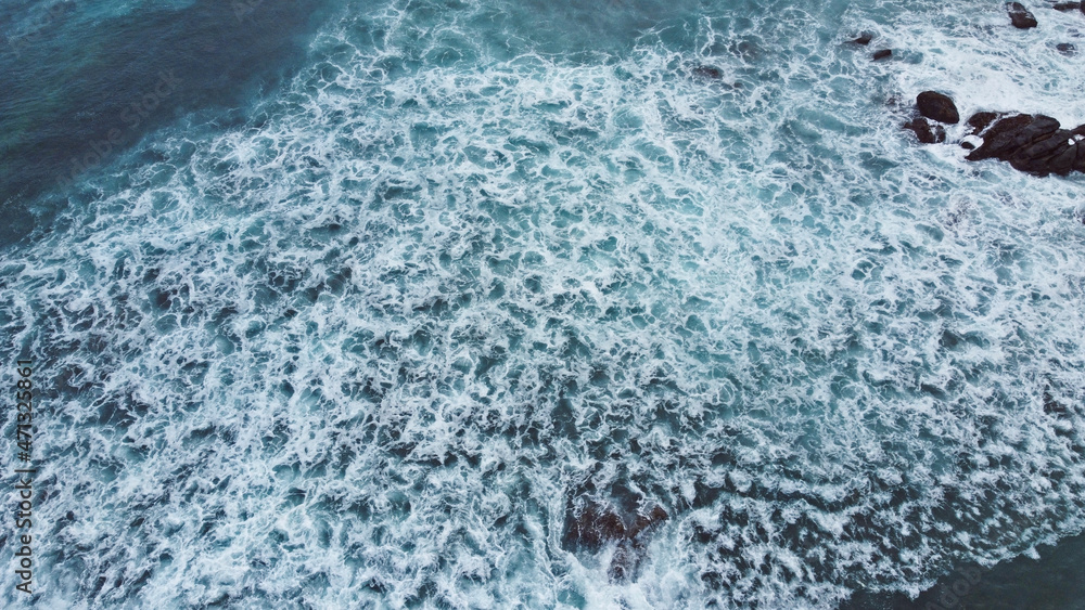 Ujęcie oceanu i fal z góry, piękne naturalne niebieskie tło. - obrazy, fototapety, plakaty 