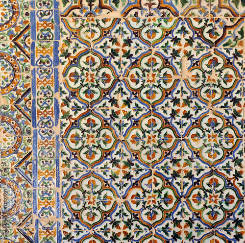Azulejos del siglo XVI en el Monasterio de San Isidoro del Campo. Santiponce, provincia de Sevilla Andalucia España. Azulejos de arista © joserpizarro