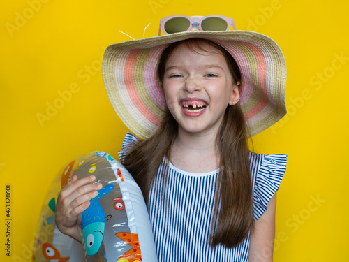 Obraz na płótnie portrait of a little girl in sunglasses, hat, with a rubber ring w salonie