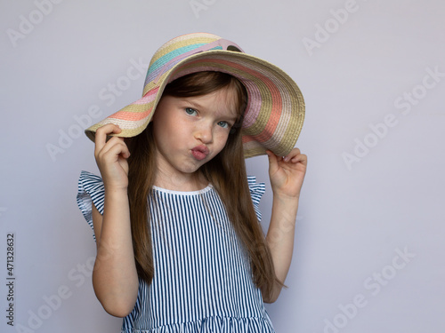 Obraz na płótnie portrait of a cute smiling little girl in a hat w salonie