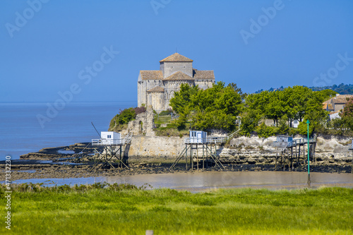 Obraz na plátně Talmont sur gironde, Nouvelle Aquitaine, church sainte radegonde in mediaeval city, France