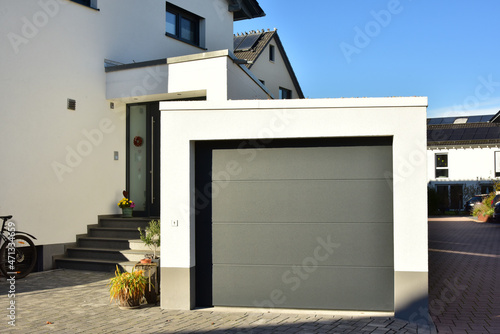 Moderne Beton-Garage, Carport, mit Automatik-Tor in der Hauszufahrt