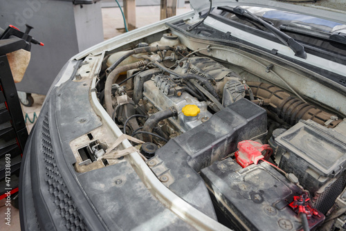 Repair and maintenance of the car engine in the service.