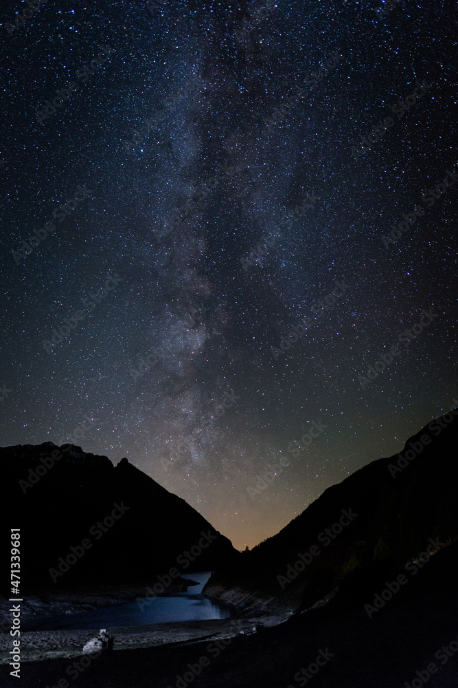 Cialo notturno con Via Lattea e Galassie