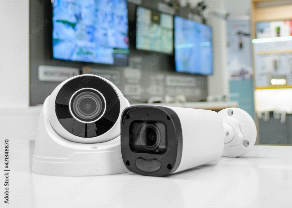 System monitoringu CCTV. Kamery przemysłowe. Monitoring firmy. Kamera kopułkowa, kamera tubowa. - obrazy, fototapety, plakaty 