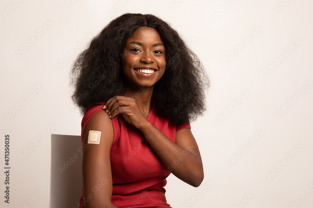 Vaccination. Smiling Black Lady Demonstrating Arm With Adhesive Bandage After Covid-19 Vaccine - obrazy, fototapety, plakaty 