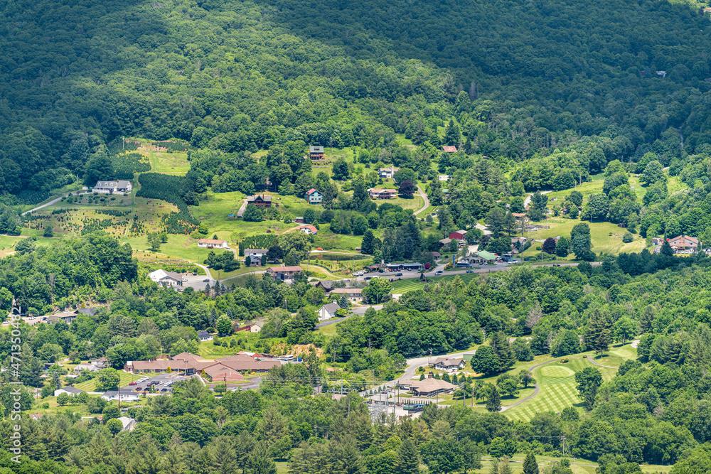 Φωτογραφία Cityscape high angle above view of Banner Elk town city in summer in North Carol