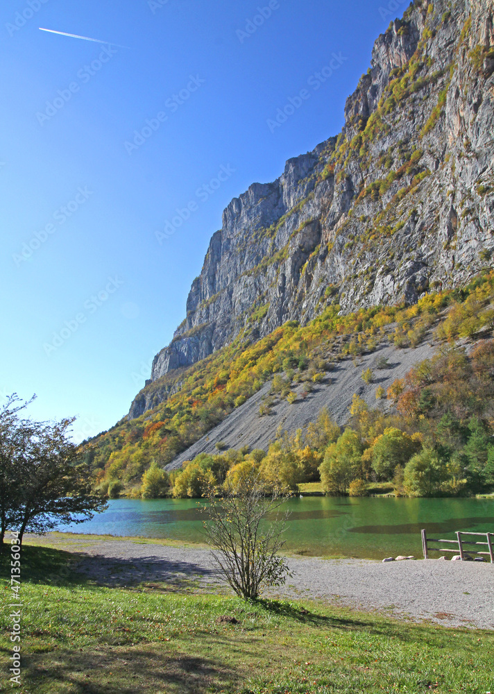 pareti a picco afiancano il Lago di Nembia nel parco Adamello - Brenta; Trentino pareti a picco afiancano il Lago di Nembia nel parco Adamello - Brenta; Trentino