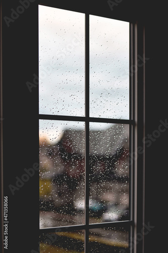 Fotografía Dark window with rain water drops
